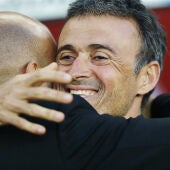 Luis Enrique se abraza a Abelardo