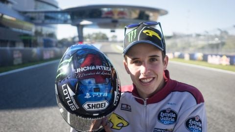Alex M&aacute;rquez, posando con su casco de Uncharted 4