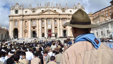 El papa Francisco lanza un llamamiento en el Vaticano a miles de adolescentes,