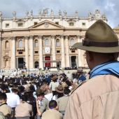 El papa Francisco lanza un llamamiento en el Vaticano a miles de adolescentes,