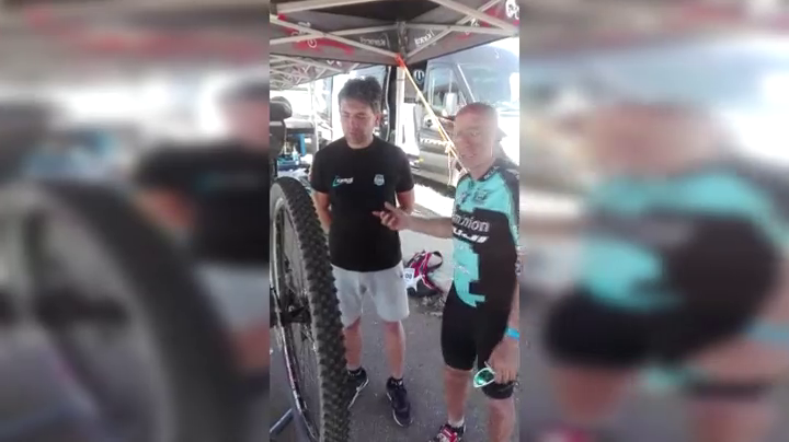 Chema del Olmo explica cómo ajustar la bicicleta para la siguiente etapa en la Titan Desert Chema del Olmo explica cómo ajustar la bicicleta para la siguiente etapa en la Titan Desert