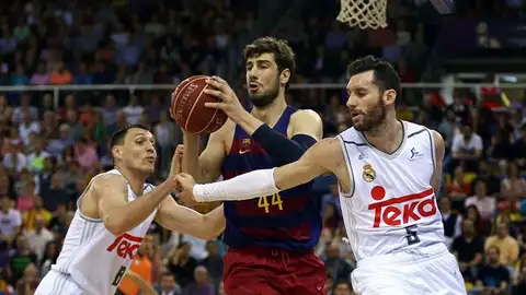 Ante Tomic, del FC Barcelona Lassa, controla el balón ante Rudy Fernández y Macilius, del Real Madrid Ante Tomic, del FC Barcelona Lassa, controla el balón ante Rudy Fernández y Macilius, del Real Madrid
