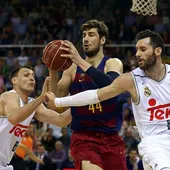 Ante Tomic, del FC Barcelona Lassa, controla el balón ante Rudy Fernández y Macilius, del Real Madrid Ante Tomic, del FC Barcelona Lassa, controla el balón ante Rudy Fernández y Macilius, del Real Madrid