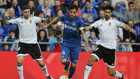 Pedro León, ante André Gomes y Siqueira Pedro León, ante André Gomes y Siqueira