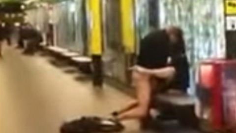 Una pareja practica sexo en el and&eacute;n del metro de Barcelona