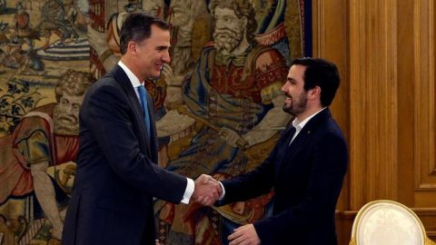 El rey Felipe VI y el l&iacute;der de IU, Alberto Garz&oacute;n