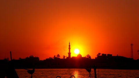 El sol se pone tras la ciudad de Luxor, en Egipto