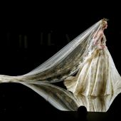 Una modelo posa con un vestido de novia