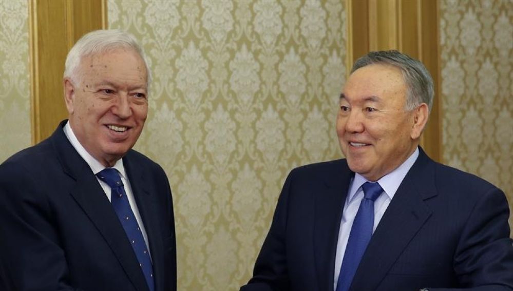 El ministro de Asuntos Exteriores en funciones, José Manuel García-Margallo (i), saluda al presidente kazajo, Nursultan Nazarbayev