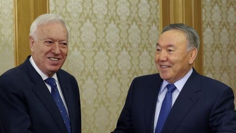 El ministro de Asuntos Exteriores en funciones, Jos&eacute; Manuel Garc&iacute;a-Margallo (i), saluda al presidente kazajo, Nursultan Nazarbayev