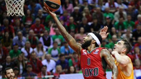 Malcolm Delaney entra a canasta ante la defensa de Satoransky