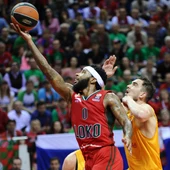 Malcolm Delaney entra a canasta ante la defensa de Satoransky Malcolm Delaney entra a canasta ante la defensa de Satoransky