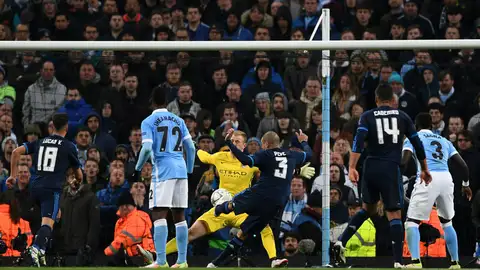 Paradón de Hart a Pepe con el que evitó el gol del Real Madrid Paradón de Hart a Pepe con el que evitó el gol del Real Madrid