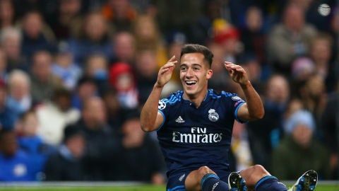 Lucas V&aacute;zquez protesta el penalti que le pudo hacer Otamendi
