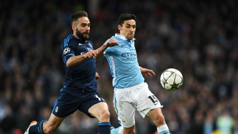 Carvajal y Navas luchando por el esf&eacute;rico