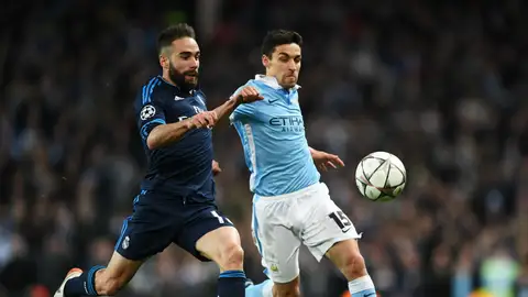 Carvajal y Navas luchando por el esférico Carvajal y Navas luchando por el esférico