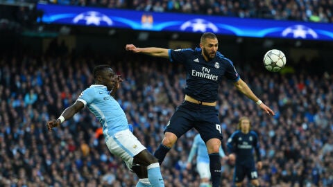 Benzema luchando por rematar un centro 