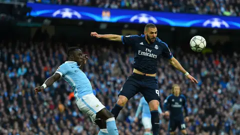 Benzema luchando por rematar un centro Benzema luchando por rematar un centro