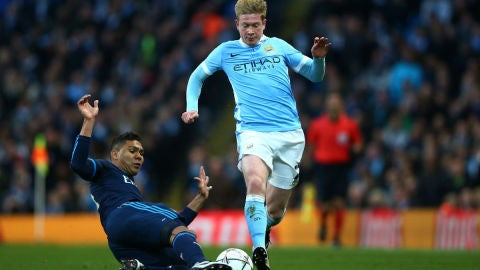 Casemiro robando el bal&oacute;n al belga De Bruyne