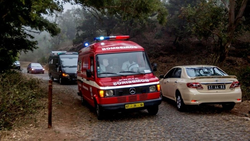 Ambulancias llegan al lugar donde se encontraron los cuerpos sin vida de 8 soldados y de 3 civiles en Cabo Verde