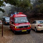 Ambulancias llegan al lugar donde se encontraron los cuerpos sin vida de 8 soldados y de 3 civiles en Cabo Verde
