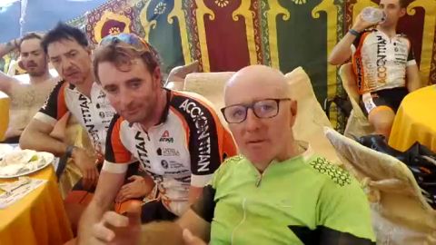 Frame 0.0 de: El equipo Acci&oacute;n Titan ayuda a Chema del Olmo a finalizar la 3&ordf; etapa de la Titan Desert