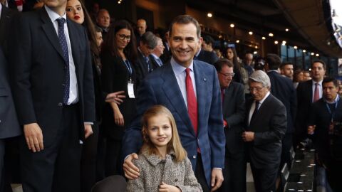 El Rey Felipe acude al Vicente Calder&oacute;n junto a su hija, la Infanta Leonor