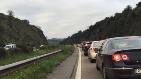 Atascos en la A-8 por obras (26-04-2016)