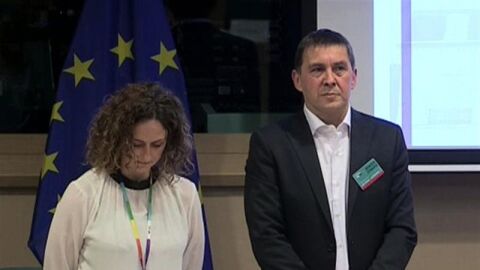 Arnaldo Otegi durante el minuto de silencio por las v&iacute;ctimas del terrorismo