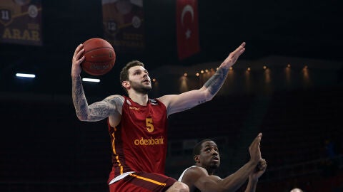 Micov Vladimir con el Galatasaray en el Abdi Ipekci Arena