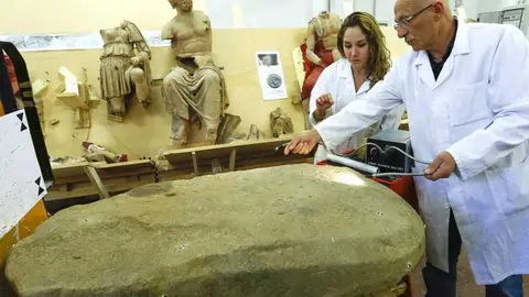 Los investigadores analizan la piedra etrusca Los investigadores analizan la piedra etrusca