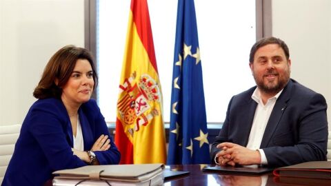 La vicepresidenta del Gobierno en funciones, Soraya S&aacute;enz de Santamar&iacute;a, y el vicepresidente de la Generalitat de Catalu&ntilde;a, Oriol Junqueras