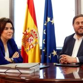 La vicepresidenta del Gobierno en funciones, Soraya Sáenz de Santamaría, y el vicepresidente de la Generalitat de Cataluña, Oriol Junqueras