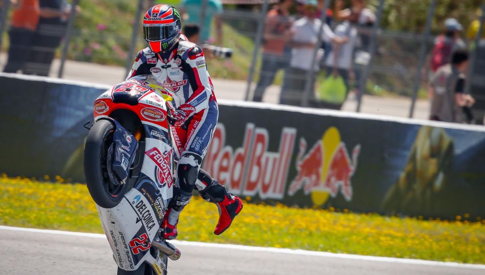 Lowes cruza la meta del GP de Jerez