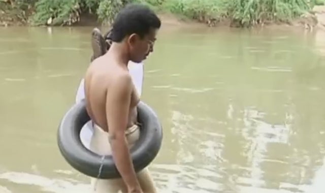 El profesor que cruza nadando un río para no faltar a sus clases El profesor que cruza nadando un río para no faltar a sus clases