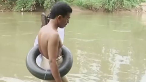 El profesor que cruza nadando un r&iacute;o para no faltar a sus clases. 