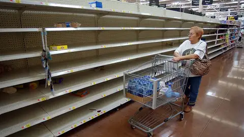 Estantería sin comida de un supermercado antes del huracán 'Rita' Estantería sin comida de un supermercado antes del huracán 'Rita'