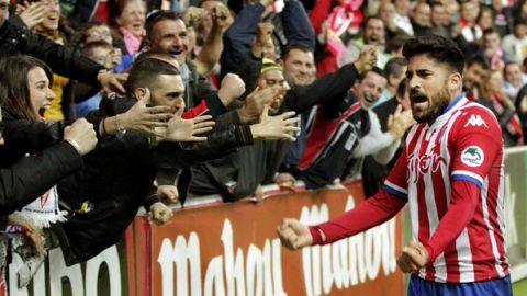 Carmona celebra su gol contra el Eibar con la afici&oacute;n del Sporting