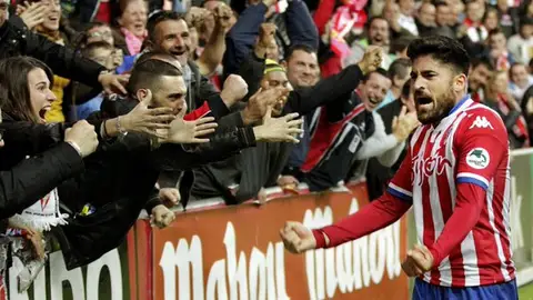 Carmona celebra su gol contra el Eibar con la afición del Sporting Carmona celebra su gol contra el Eibar con la afición del Sporting