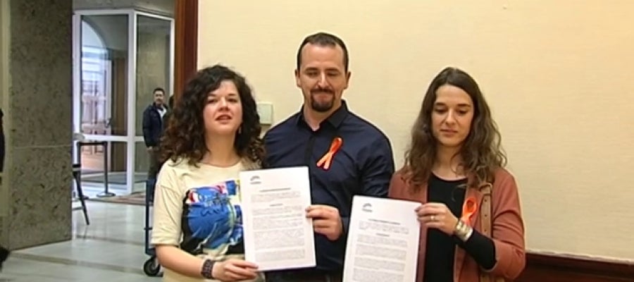 Diputados de Podemos presentando el documento en el Congreso Diputados de Podemos presentando el documento en el Congreso