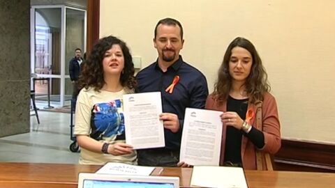 Diputados de Podemos presentando el documento en el Congreso
