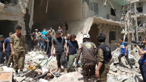 Sirios tras un ataque a&eacute;reo en el barrio Bustan Al Qasr