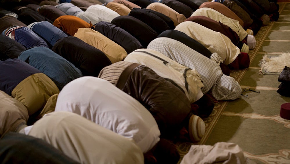 Varios hombres musulmanes rezan en una Mezquita