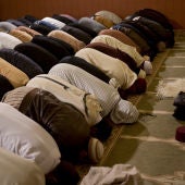 Varios hombres musulmanes rezan en una Mezquita