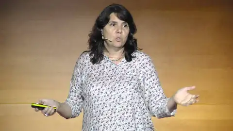 Carmen Simón en una conferencia Carmen Simón en una conferencia