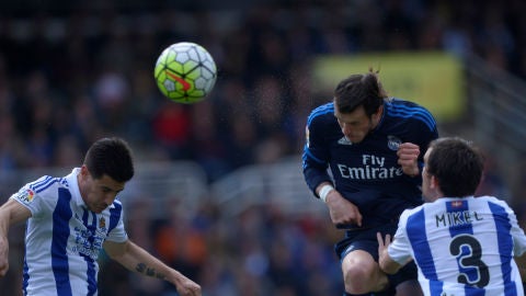 Gareth Bale cabecea el bal&oacute;n que se convertir&iacute;a en el 0-1 contra la Real Sociedad