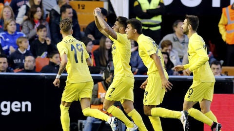 Los jugadores del Villarreal celebran el gol de Samu Garc&iacute;a
