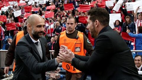 Simeone y Guardiola se saludan antes del encuentro