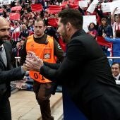 Simeone y Guardiola se saludan antes del encuentro