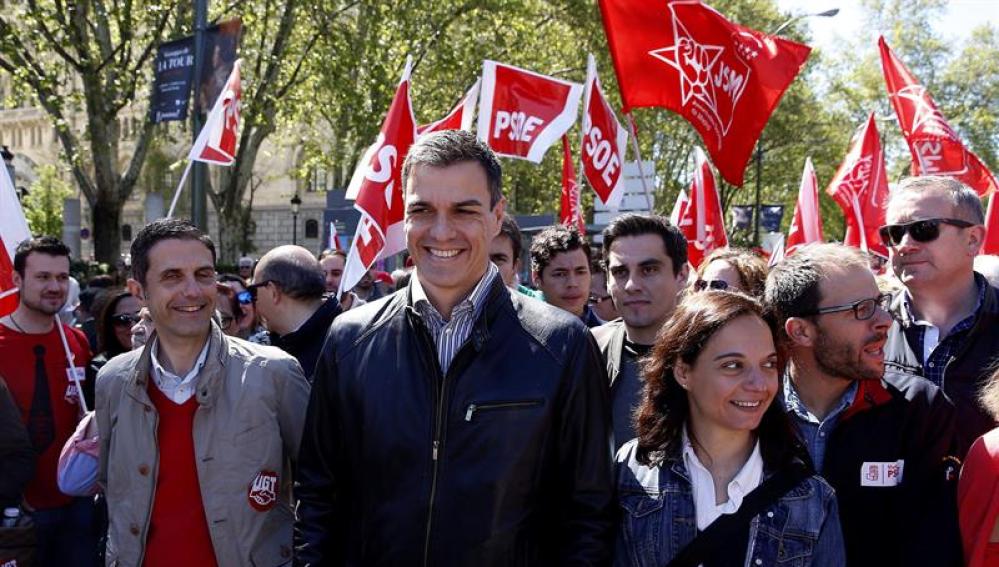  El líder del PSOE, Pedro Sánchez, acompañado por la secretaria general del PSM, Sara Hernández, durante su participación en la manifestación central del Primero de Mayo que se celebra hoy en Madrid. 